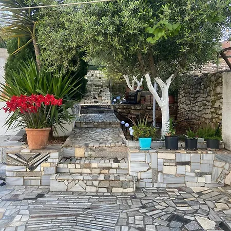 Flora's Place Sarandë