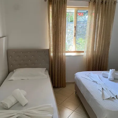 Flora's Place * Sarandë