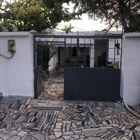 Flora's Place Holiday home *