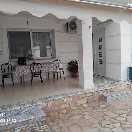 Holiday home Flora's Place