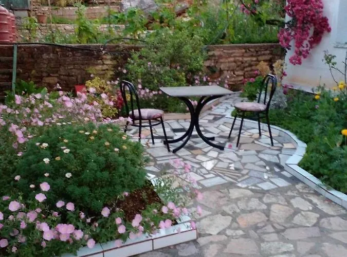 Flora's Place Sarande